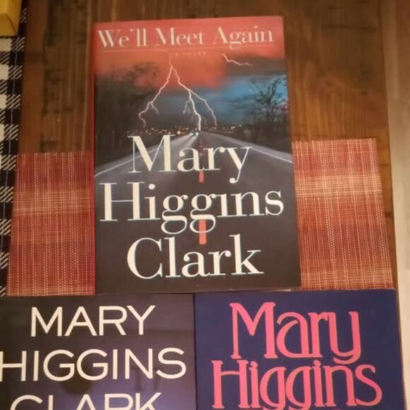 3 Mary Higgins Clark Hardback books - Picture 2 of 2